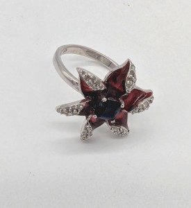 BAGUE en argent (925) en forme de fleur étoilée...